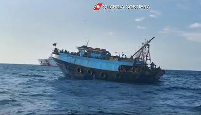 Barcone con più di 600 persone soccorso al largo della Calabria, a bordo anche 5 morti