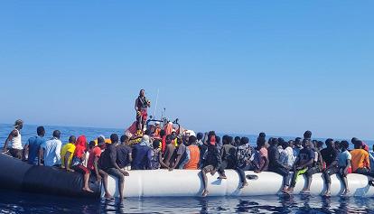 1.871 migranti nell'hotspot di Lampedusa a fronte di 350 posti: mille via entro martedì mattina