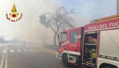 Riprende vigore l'incendio sul Carso. Ancora roghi in Sardegna, dalla Gallura al Cagliaritano