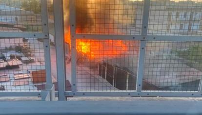 Vasto incendio in deposito azienda nel Napoletano