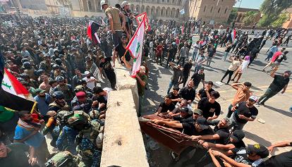 I manifestanti pro-Sadr sfondano le barriere e irrompono nuovamente in Parlamento a Baghdad