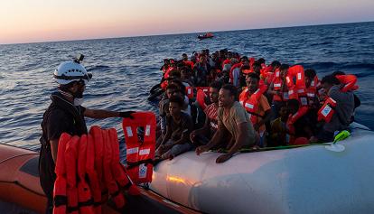 A Lampedusa 10 sbarchi nella notte: arrivati 580 migranti, hotspot in ginocchio