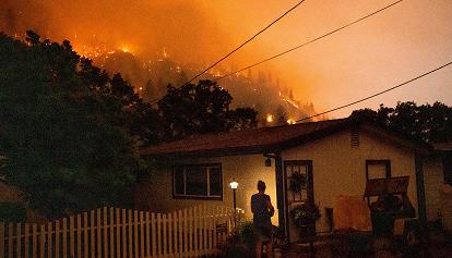 California, le terribili immagini dell'incendio McKinney: via da casa 2.000 persone
