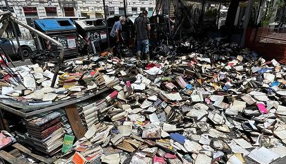 Roma, a fuoco bancarella di libri usati nei pressi di Villa Borghese