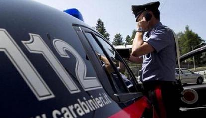 Portiere dell'auto chiuse per errore, bimbo di quattro anni salvato dai carabinieri