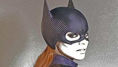 Leslie Grace si mostra col mantello del film cancellato: "Batgirl per la vita!"