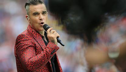 Robbie Williams presenta il nuovo singolo 'Lost', che anticipa l'album per i 25 anni di carriera