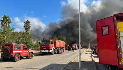 Maxi incendio nella ditta di rifiuti a Sassari, la procura apre un'inchiesta