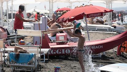Turismo, Confcommercio: "Ferragosto da record. 14 milioni di persone in vacanza, il 61% al mare"
