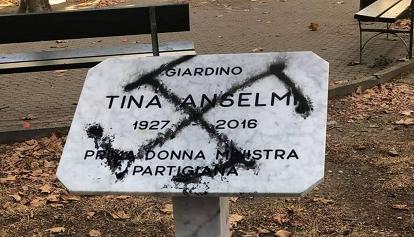 Una svastica sfregia la targa dei giardini intitolati a Tina Anselmi a Torino