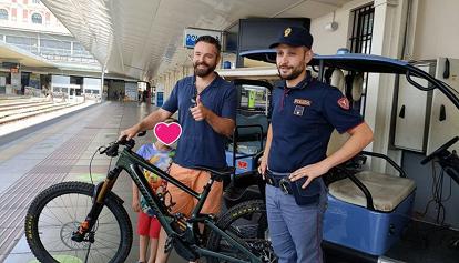 La Polizia recupera a Porta Nuova una bici da 10 mila euro rubata in Liguria