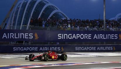 F1: Leclerc su Ferrari in pole a Singapore, solo ottavo Verstappen su Red Bull