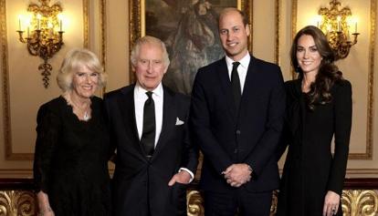 Gran Bretagna, prima foto ufficiale di Re Carlo e la regina consorte Camilla con William e Kate