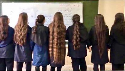 Le manifestazioni in Iran: scendono in piazza le ragazze delle superiori