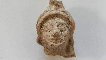 Agrigento, riemersa dallo scavo vicino il tempio una testina di terracotta della dea Atena elmata 
