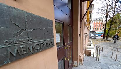 Dopo il Nobel per la pace, il sequestro: un tribunale russo requisisce la sede di Memorial a Mosca