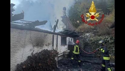 Incendio distrugge abitazione a Verbania, illesi occupanti