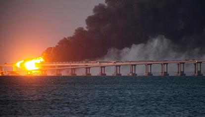Colpito il ponte di Kerch che collega la Russia alla Crimea, fondamentale per i rifornimenti