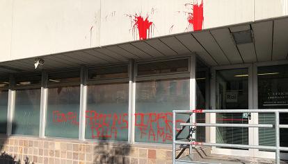 Vernice rossa e scritte sulla facciata della sede Rai a Trento