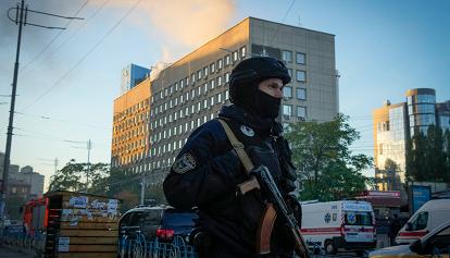 Droni su Kiev, civili morti in edifici. Bombe su Odessa. La giornalista "No war" fugge dalla Russia 