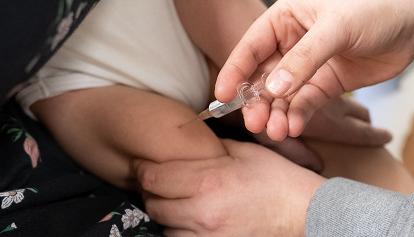 Ema: estendere i vaccini anticovid ai bambini di età compresa tra 6 mesi e 5 anni