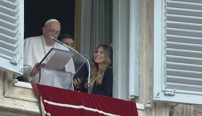 Il Papa all'Angelus: "Non lasciamoci intrappolare dal narcisismo e dall'esibizionismo" 