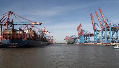 Scholz chiude l'intesa con Pechino: alla cinese Cosco quote del porto di Amburgo