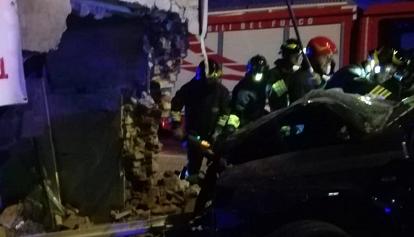 Tragedia sulla via Emilia: auto contro una casa, morti una donna e tre bambini