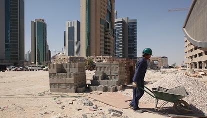 Qatar 2022, l'Organizzazione internazionale del lavoro denuncia: lavoratori migranti senza stipendio