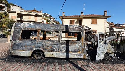 Incendiato lo scuolabus che trasporta gli studenti