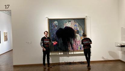 Attivisti lanciano un liquido nero su un capolavoro di Klimt a Vienna