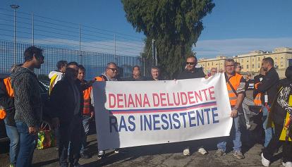 Sit-in dei lavoratori del Porto canale di Cagliari
