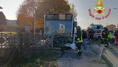 Autobus fuori strada a Centallo, nessun ferito