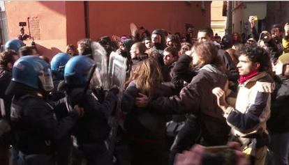 Sgombero palazzo occupato a Bologna. Alta tensione tra collettivi e polizia