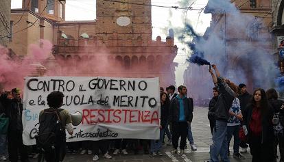 Studenti contro il governo, cortei in città. 