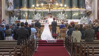 Bonus "matrimonio in chiesa", è subito polemica. La Lega fa retromarcia: sarà "allargata a tutti"