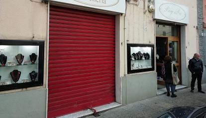Ladri in azione in una gioielleria di Alghero. Bottino da 30mila euro
