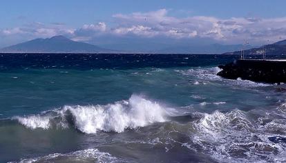 Maltempo: mentre fotografa l'onda anomala viene travolta dal mare, morta turista straniera