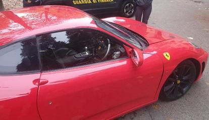 Toyota "travestita" da Ferrari. Denunciato il proprietario per contraffazione