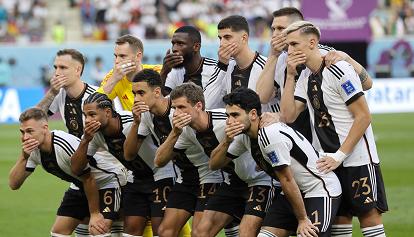 Protesta della Germania contro la Fifa: foto con bocca tappata