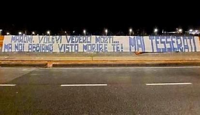 A Napoli scritta ultrà contro Maroni "Ci volevi vedere morti..."