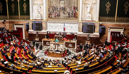 Francia: l'Assemblea Nazionale dice sì al diritto all'aborto in Costituzione "è un voto storico" 