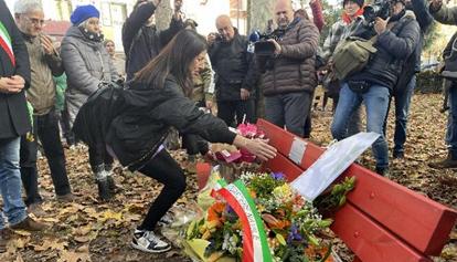 Violenza sulle donne: a Bologna una panchina rossa per Alessandra