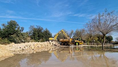 Alluvione nel Ferrarese, mezzi al lavoro per chiudere la falla sull'argine