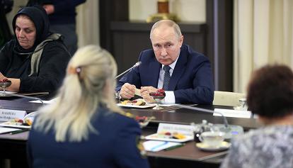 Putin incontra le madri dei soldati e li chiama "eroi", poi invita a non credere a "false notizie"