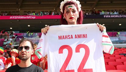 La tifosa dell'Iran allo stadio con la maglia "Mahsa Amini 22": la foto è virale