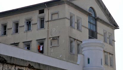 Bari, tre agenti penitenziari ai domiciliari: avrebbero torturato detenuto con problemi psichiatrici