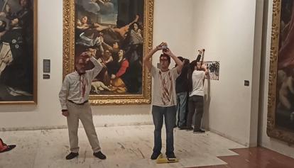 Blitz degli ambientalisti alla Pinacoteca di Bologna per protestare contro il disastro di Ischia