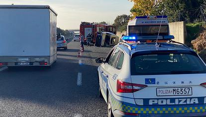 Tragedia sfiorata sulla Sassari-Alghero, ambulanza si ribalta, tre feriti 
