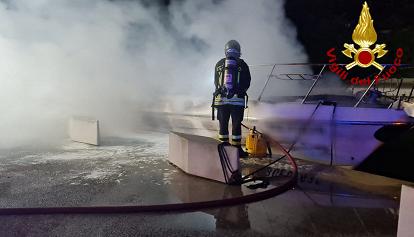 Inferno di fuoco nel porto di Castelsardo: sette barche in fiamme